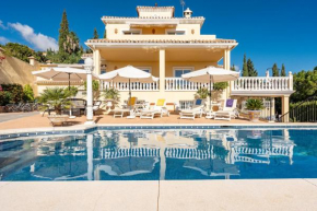 Apartment in Villa Roca with shared Pool and Jacuzzi - Only 5min to Estepona Town